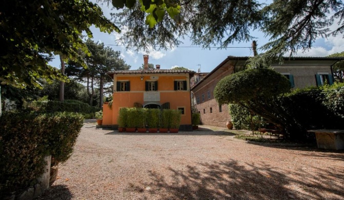 Red Elegant and Charming Country House near Rome