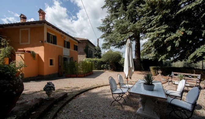 White Elegant and Charming Country House near Rome