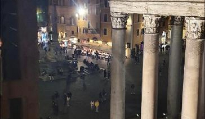 MAISON " PANTHEON VIEW " in front of Pantheon